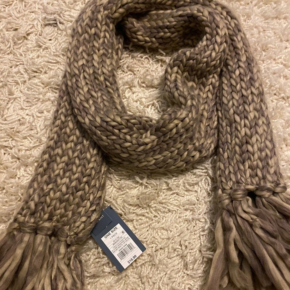 2/15 NWT Hand knitted scarf